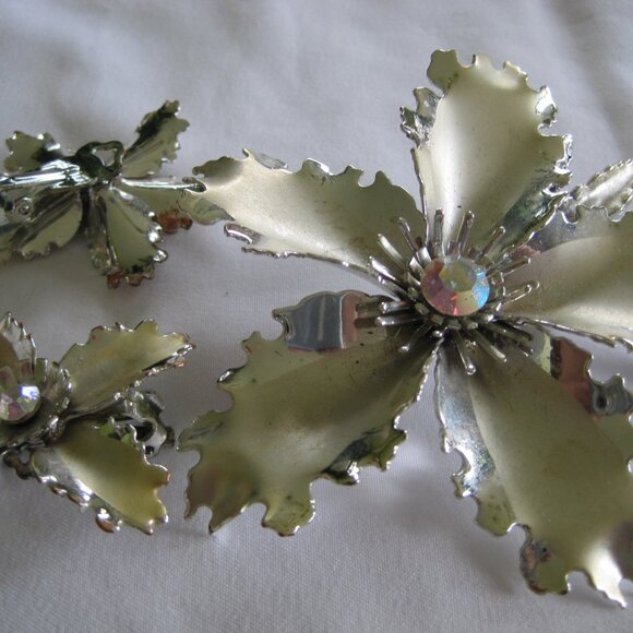 Set of 2 Vintage Ladies Brooches w/Matching Clip Earrings - Picture 6 of 8